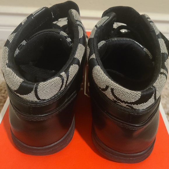 Coach - Picture 6 of 9